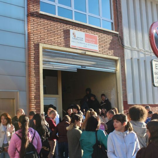 Concentración de padres y alumnos del IES San Andrés frente a la Dirección Provincial de Educación de León Concentración de padres y alumnos del IES San Andrés frente a la Dirección Provincial de Educación de León