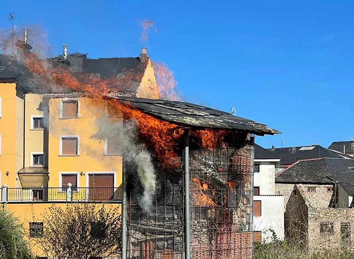 Arde el hotel insectos de Cacabelos | Fidel Ordás