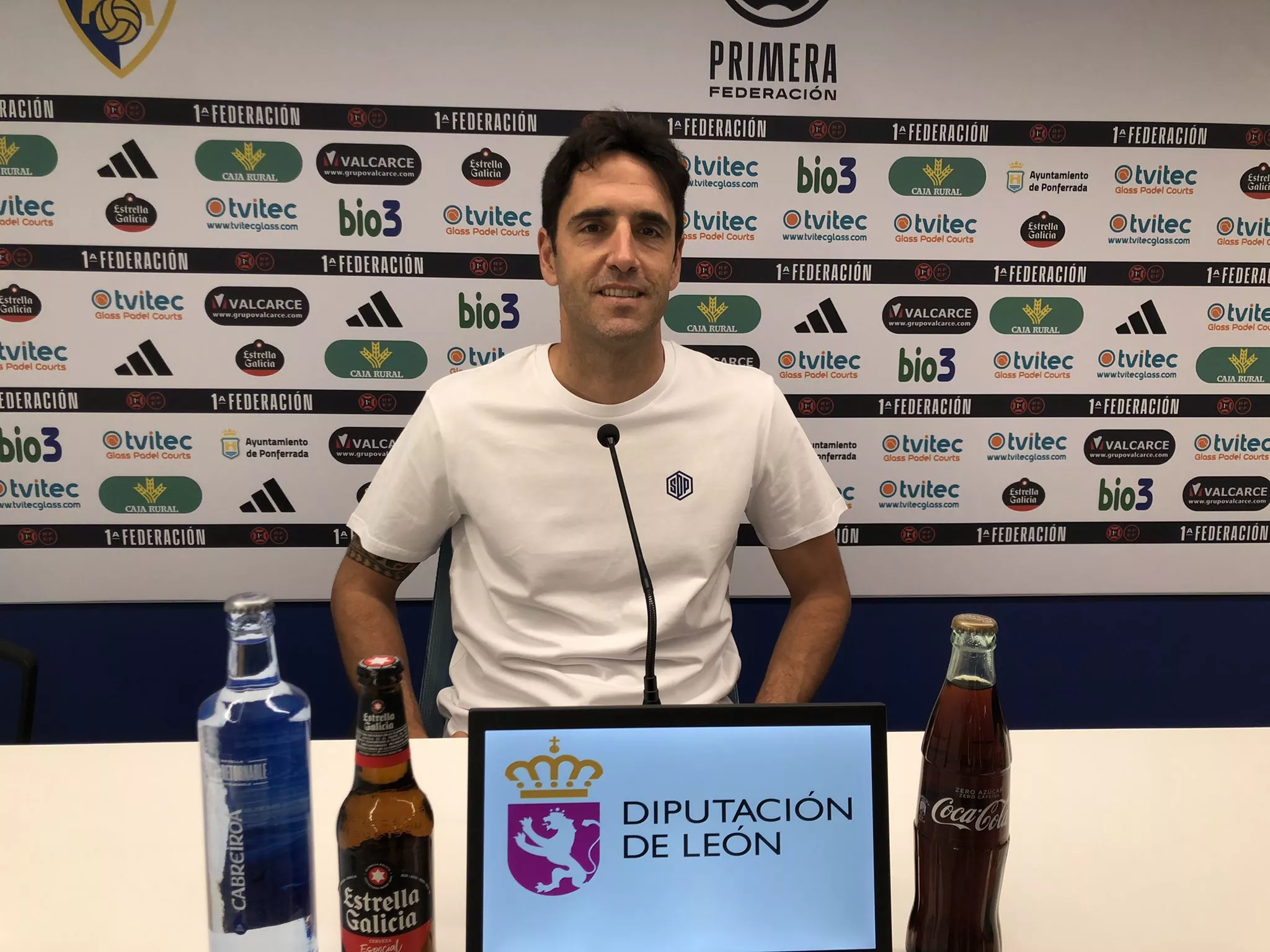 Íñigo Vélez, contento por la respuesta de la afición de la Ponferradina: «Disfruto del ambiente de El Toralín»