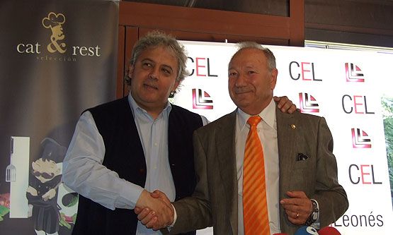 El anterior presidente del CEL-Bierzo, Abel Á. Macías con el actual pte. en funciones, Manuel Castro