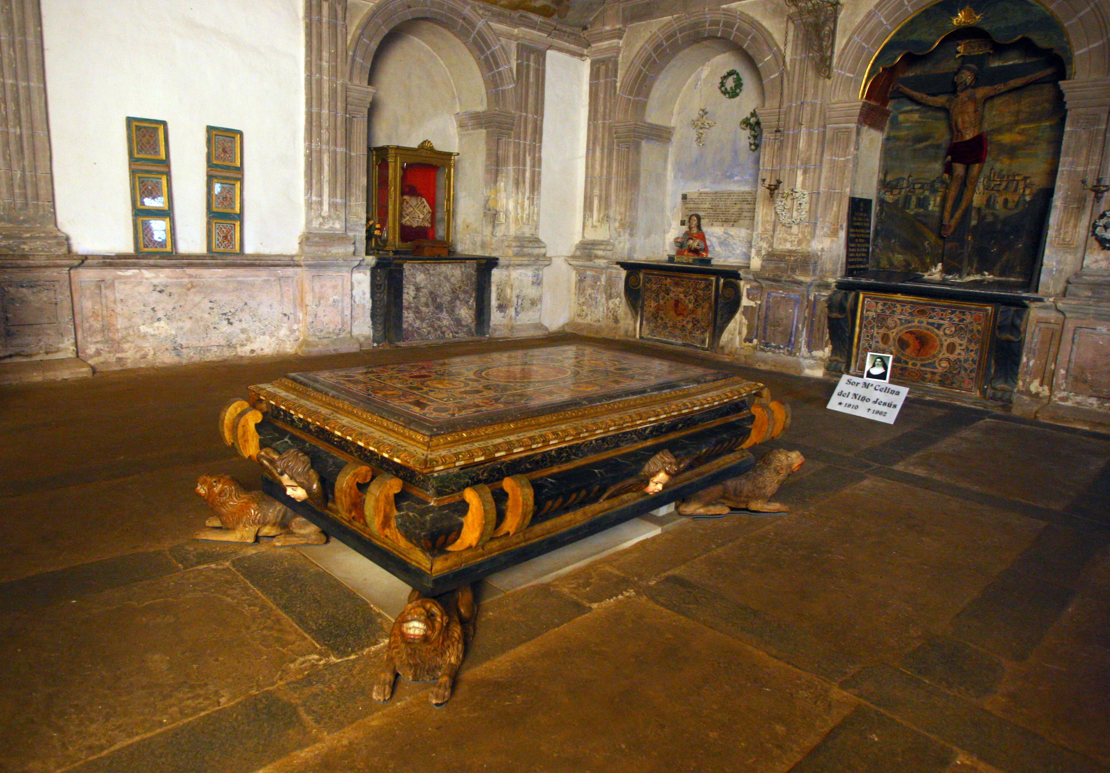 Túmulo funerario del marqués de Villafranca en la iglesia de la Anunciada en Villafranca del Bierzo después de su restauración