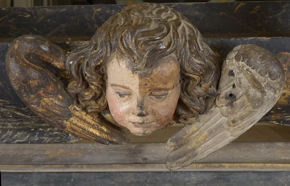 Uno de los elementos decorativos del túmulo funerario del marqués de Villafranca, en la iglesia de la Anunciada, en Villafranca del Bierzo, antes de su restauración