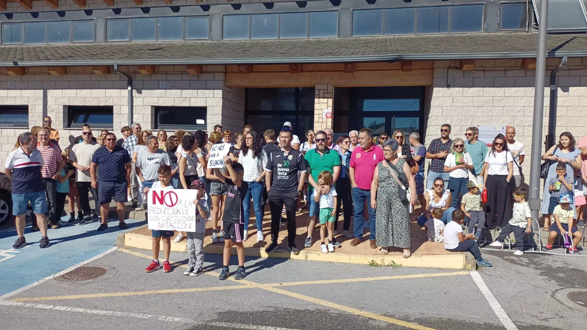 Concentración frente a las piscinas de Toral de los Vados (3) Concentración frente a las piscinas de Toral de los Vados (3)