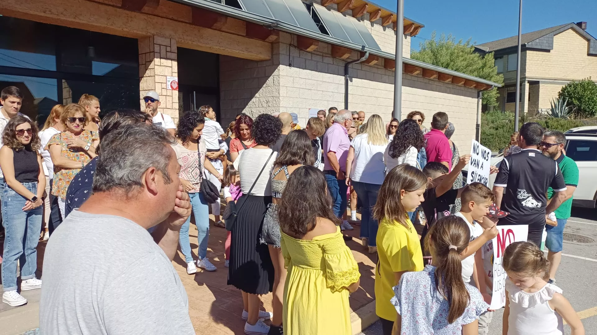 Concentración frente a las piscinas de Toral de los Vados (1) Concentración frente a las piscinas de Toral de los Vados (1)