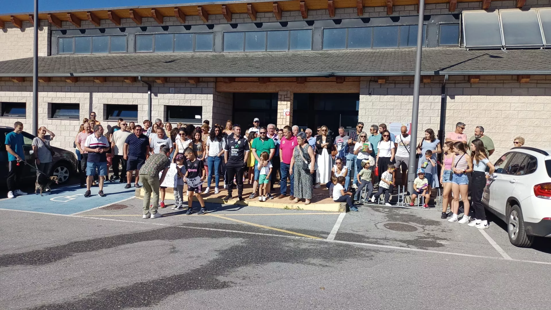 Concentración frente a las piscinas de Toral de los Vados (2) Concentración frente a las piscinas de Toral de los Vados (2)