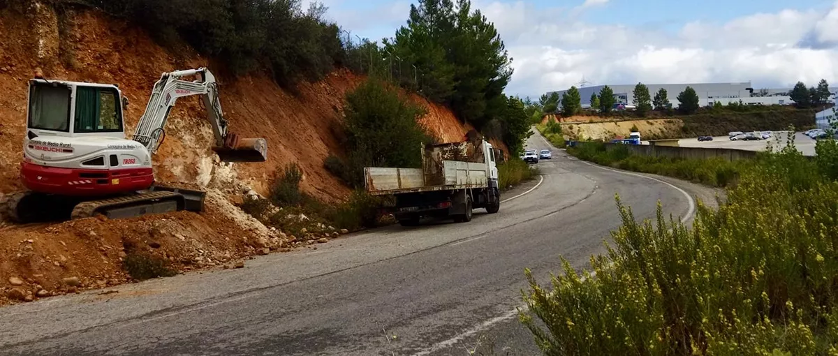 El Ayuntamiento de Ponferrada limpia y desbroza la carretera del polígono industrial de "La Llanada"