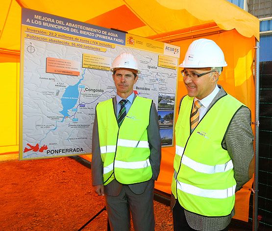 El delegado del Gobierno en Castilla y León, Ramiro Ruíz Medrano (D), jumnto al presidente de la Confederación Miño - Sil, Francisco Marín (I), durante la visita a las obras de la Estación de Tratamiento de Agua Potable de Cubillos del Sil, que abastecerá a 40.000 habitantes (César Sánchez / ICAL)