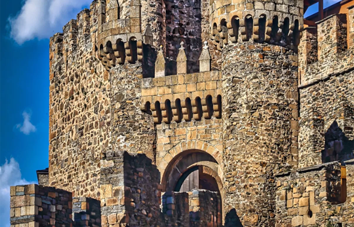 La cuenta de Twitter 'Arte Viajero' destaca el Castillo de Ponferrada como "uno de los lugares más icónicos del Camino de Santiago"
