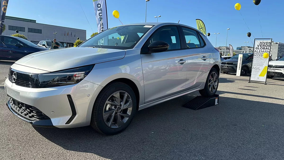 Opel presenta el nuevo Corsa Electric en la feria del vehículo 'Expocasión' de Ponferrada 