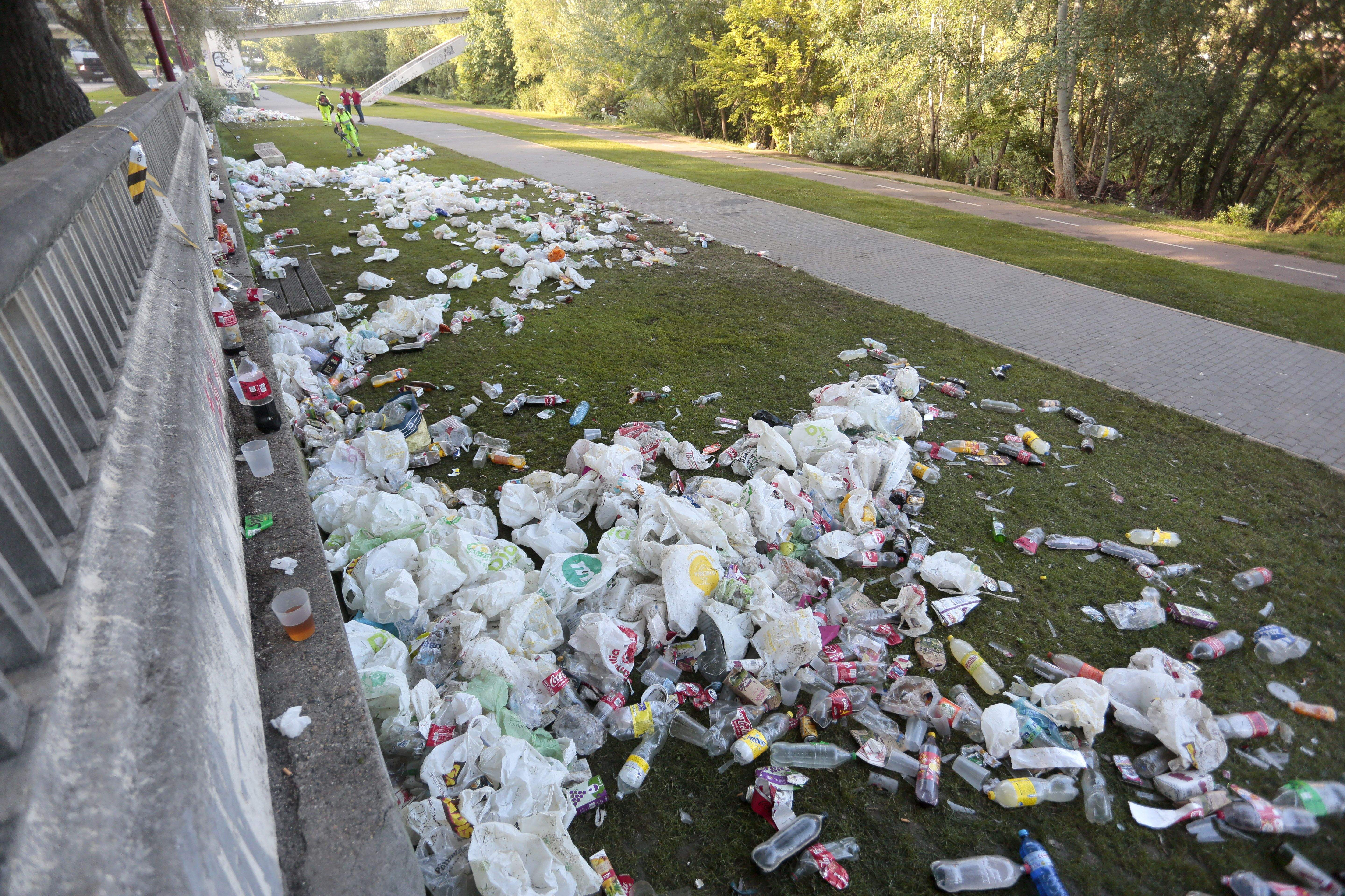 Restos del botellón que se realiza en la ribera del río Bernesga en San Juan Restos del botellón que se realiza en la ribera del río Bernesga en San Juan