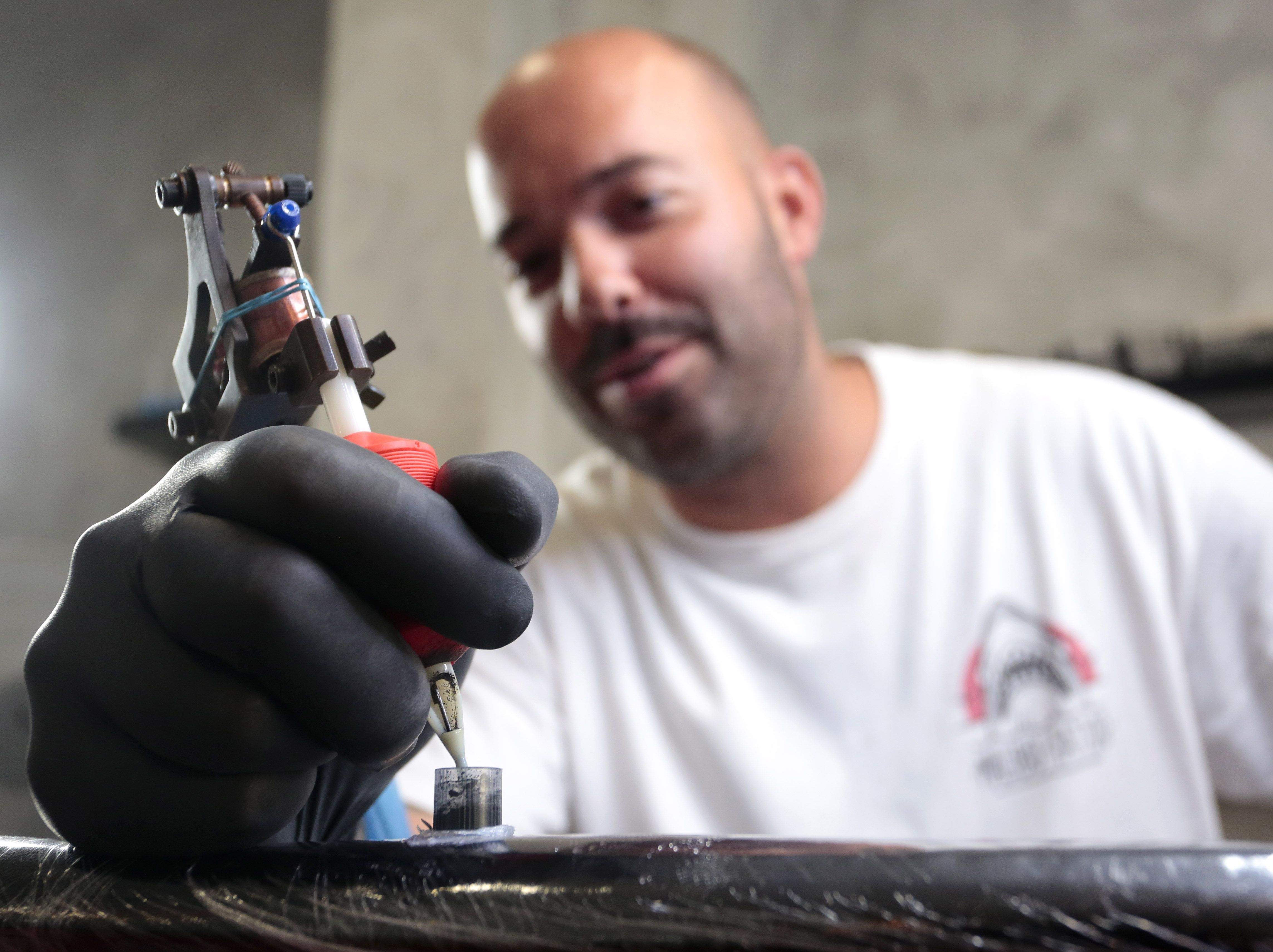 Victor Colado, tatuador del estudio All Street Barber & Tattoo Studio de la capital