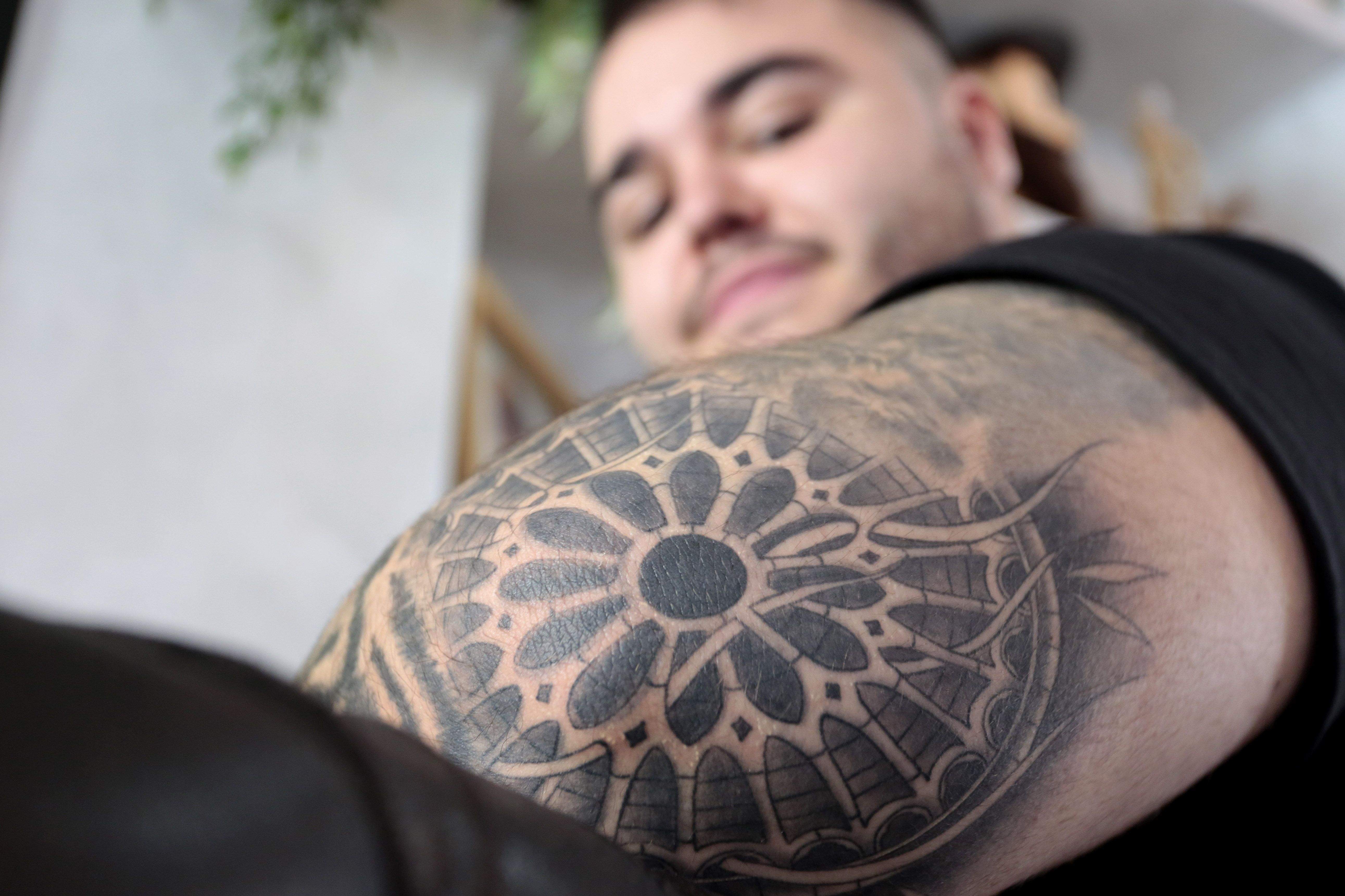 Tatuaje del Rosetón de la Catedral de León del DJ leonés Eric García