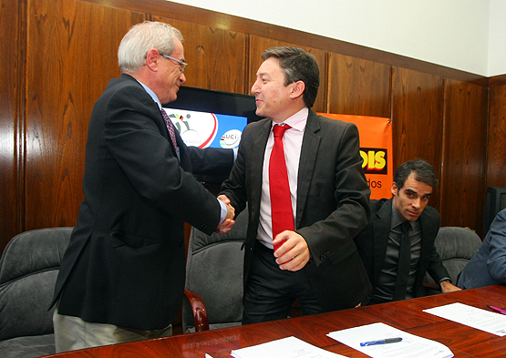 El alcalde de Ponferrada, junto al director de Márketing del grupo Gadis, Antonio Cortés (C.S) 