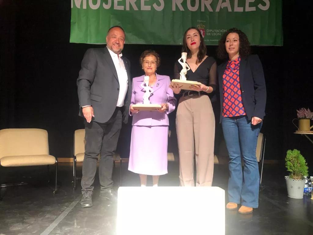 La berciana Celia García y la leonesa Paula Fernández reciben los premios Mujer Rural 2023 de la Diputación de León