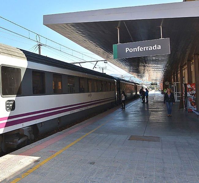 Los pasajeros del tren Ponferrada-León son trasladados por carretera debido a una avería