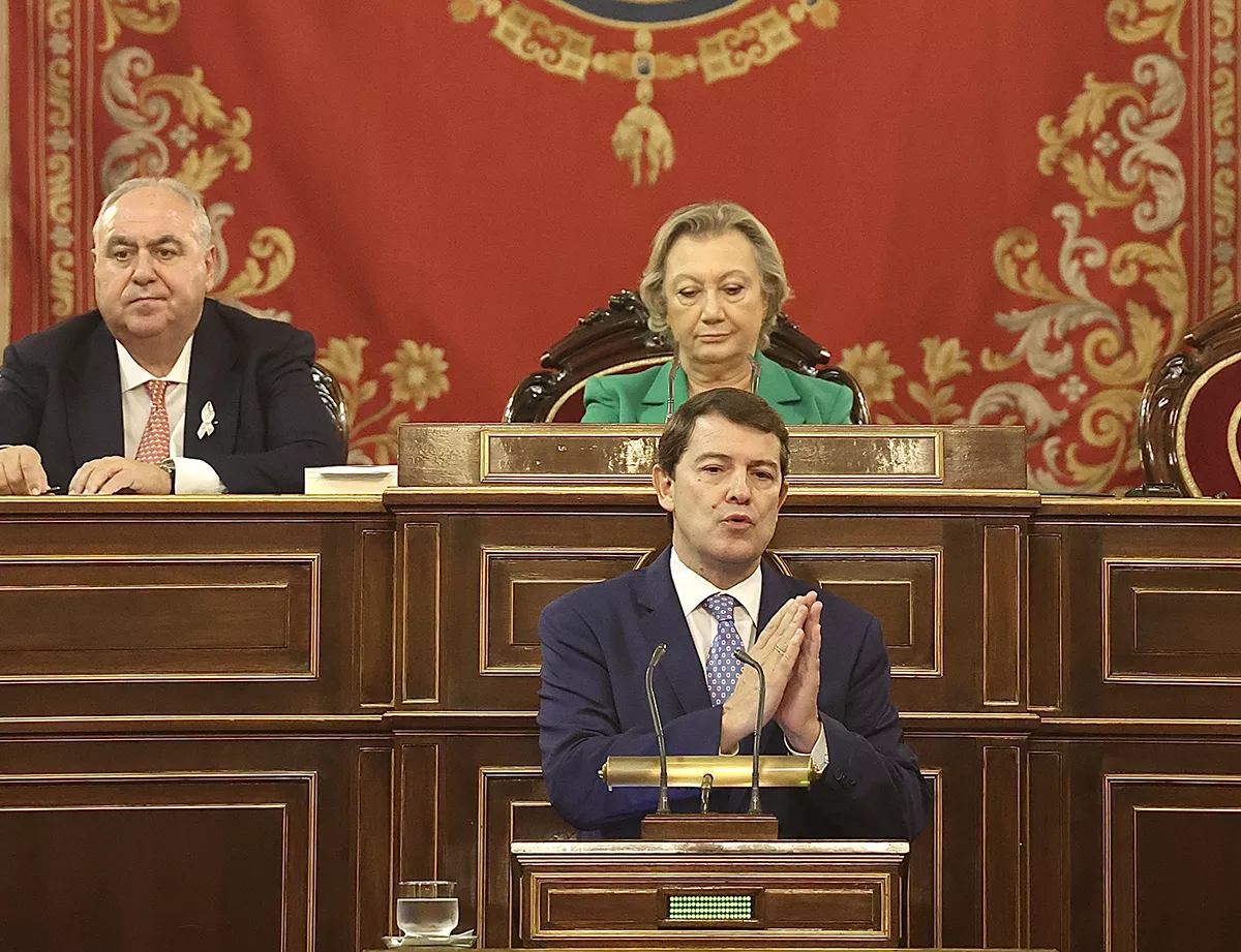 Mañueco avisa desde el Senado que llevará a los tribunales los “agravios” con la condonación de deuda o la financiación autonómica