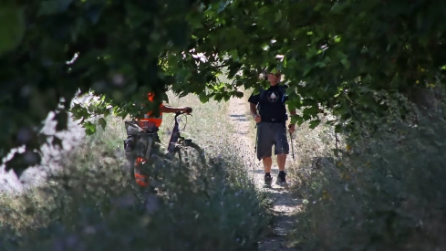 Peregrinos haciendo el Camino de Santiago Francés, por el camino entre Sahagún y León