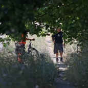 Peregrinos haciendo el Camino de Santiago Francés, por el camino entre Sahagún y León