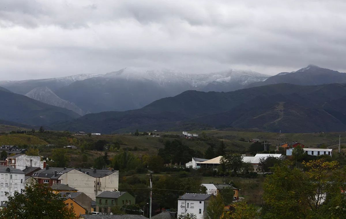 Las primeras nevadas hacen acto de presencia en las montañas del Bierzo | César Sánchez ICAL