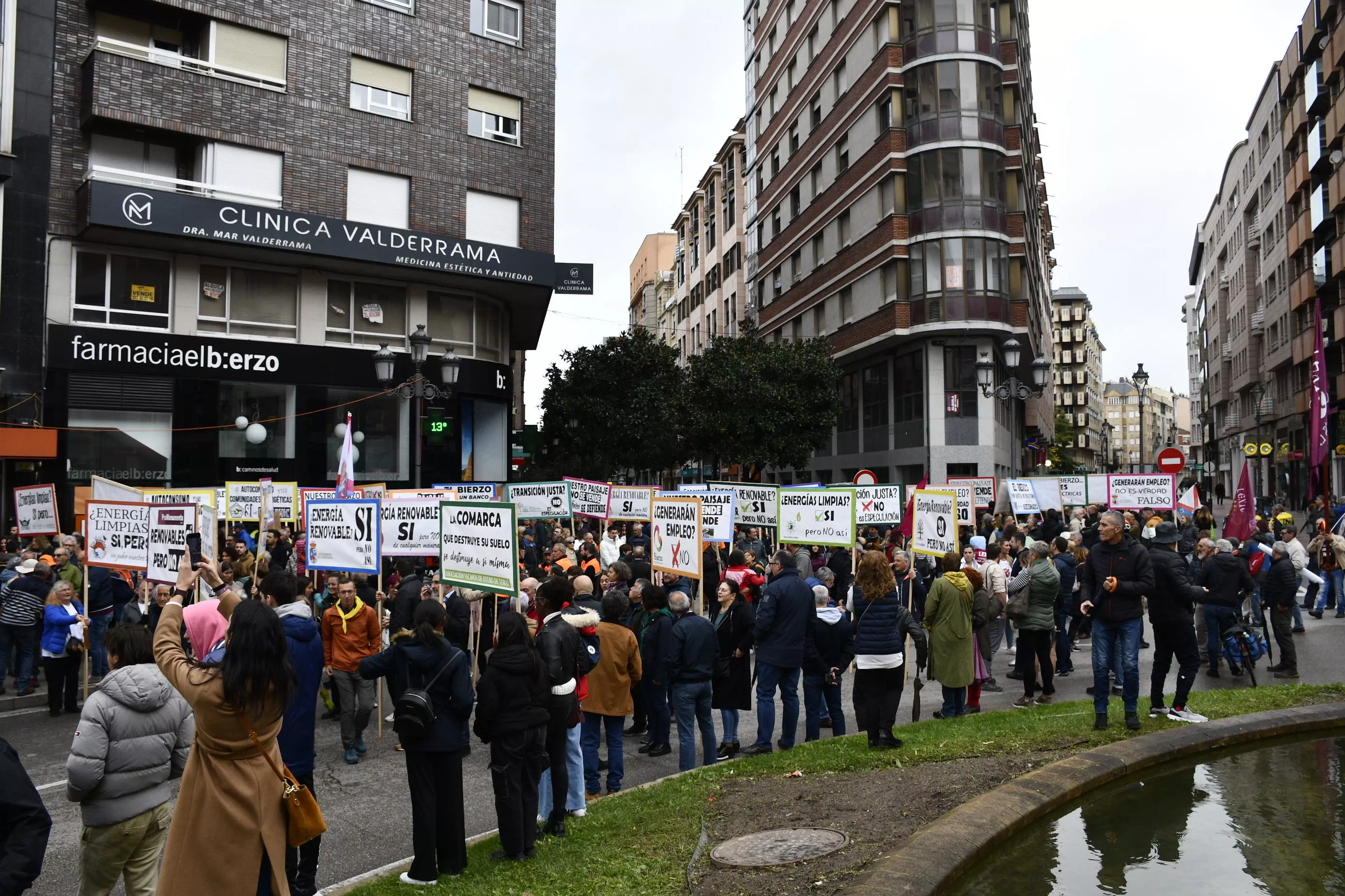 Manifestación contra la tramitación de macroparques eólicos y solares en El Bierzo