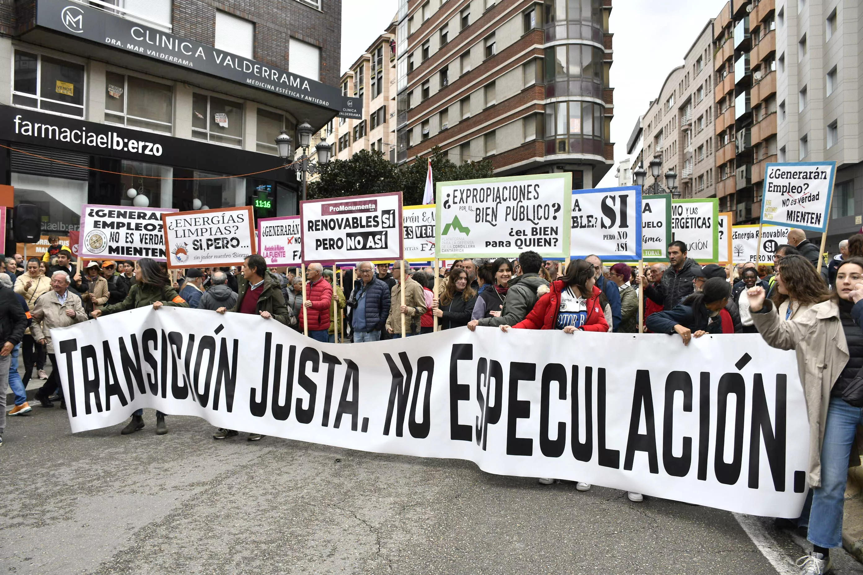 Manifestación contra la tramitación de macroparques eólicos y solares en El Bierzo