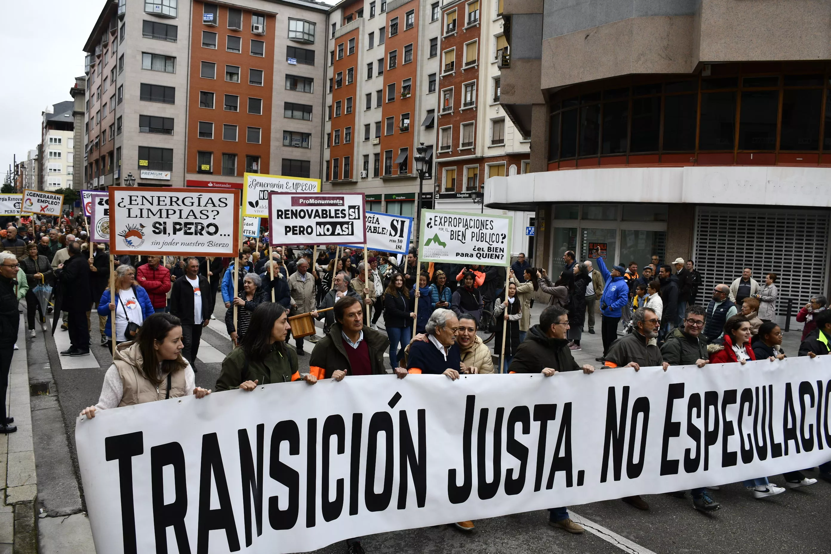  Manifestación contra la tramitación de macroparques eólicos y solares en El Bierzo