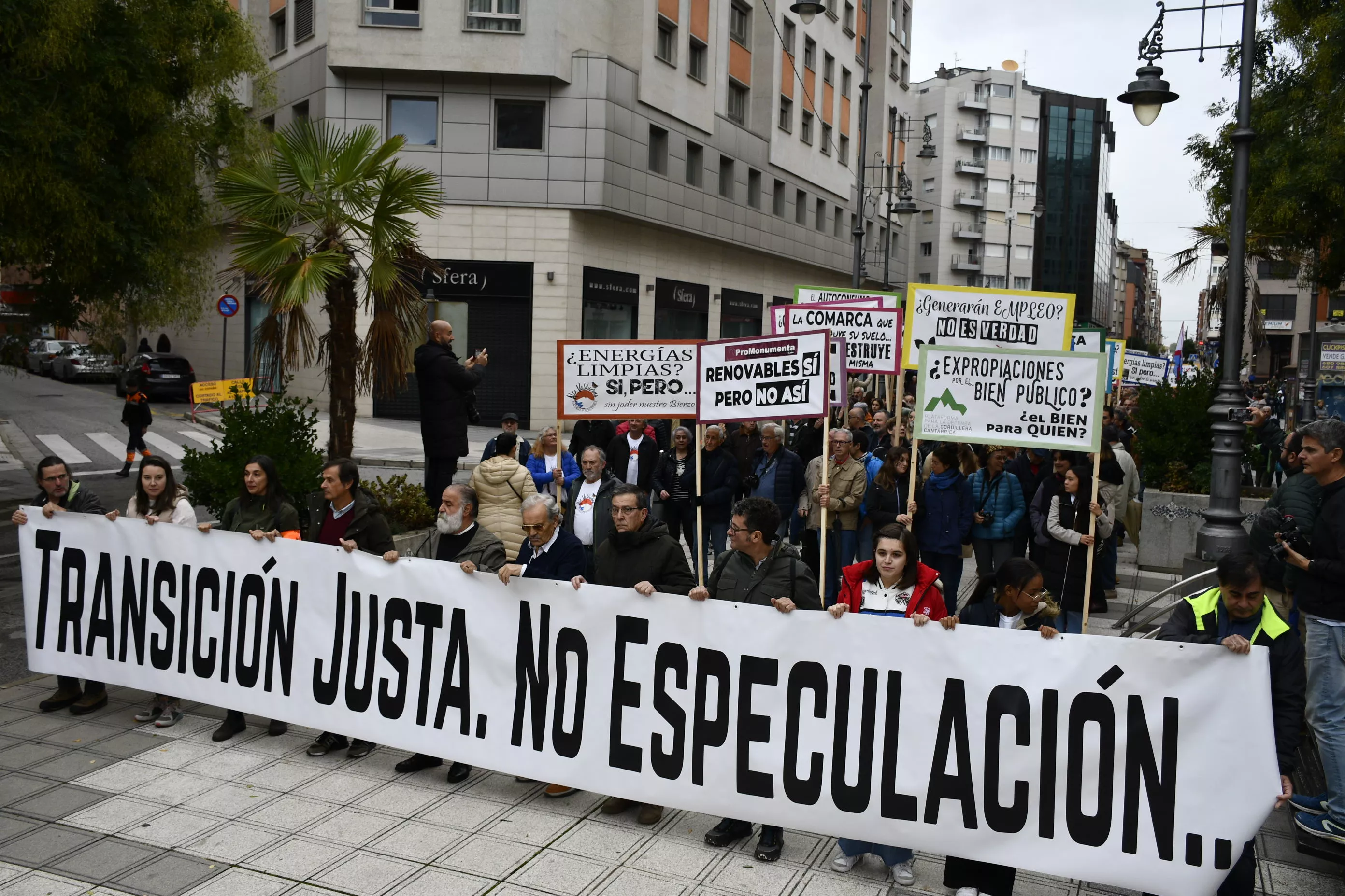 Manifestación contra la tramitación de macroparques eólicos y solares en El Bierzo
