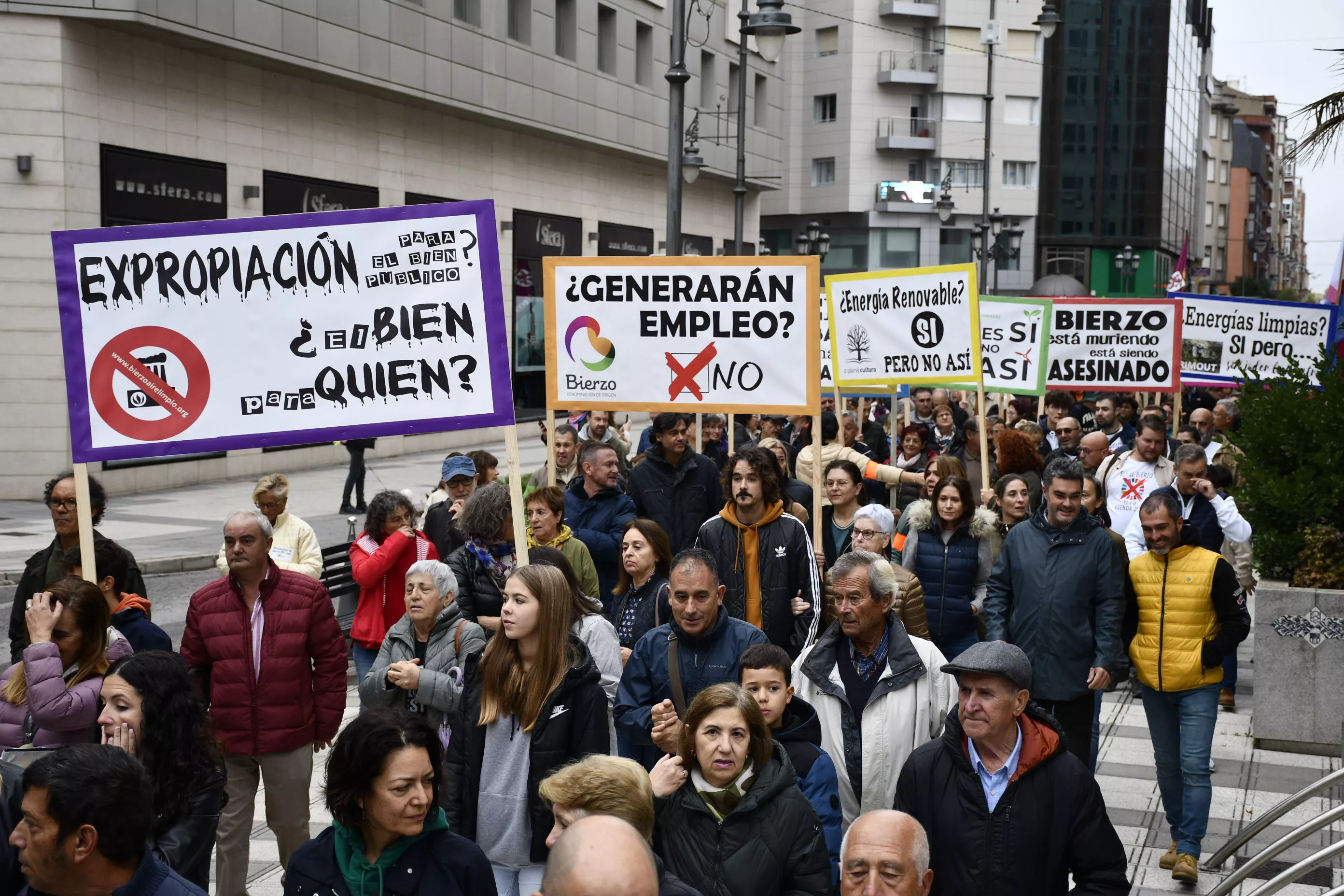  Manifestación contra la tramitación de macroparques eólicos y solares en El Bierzo