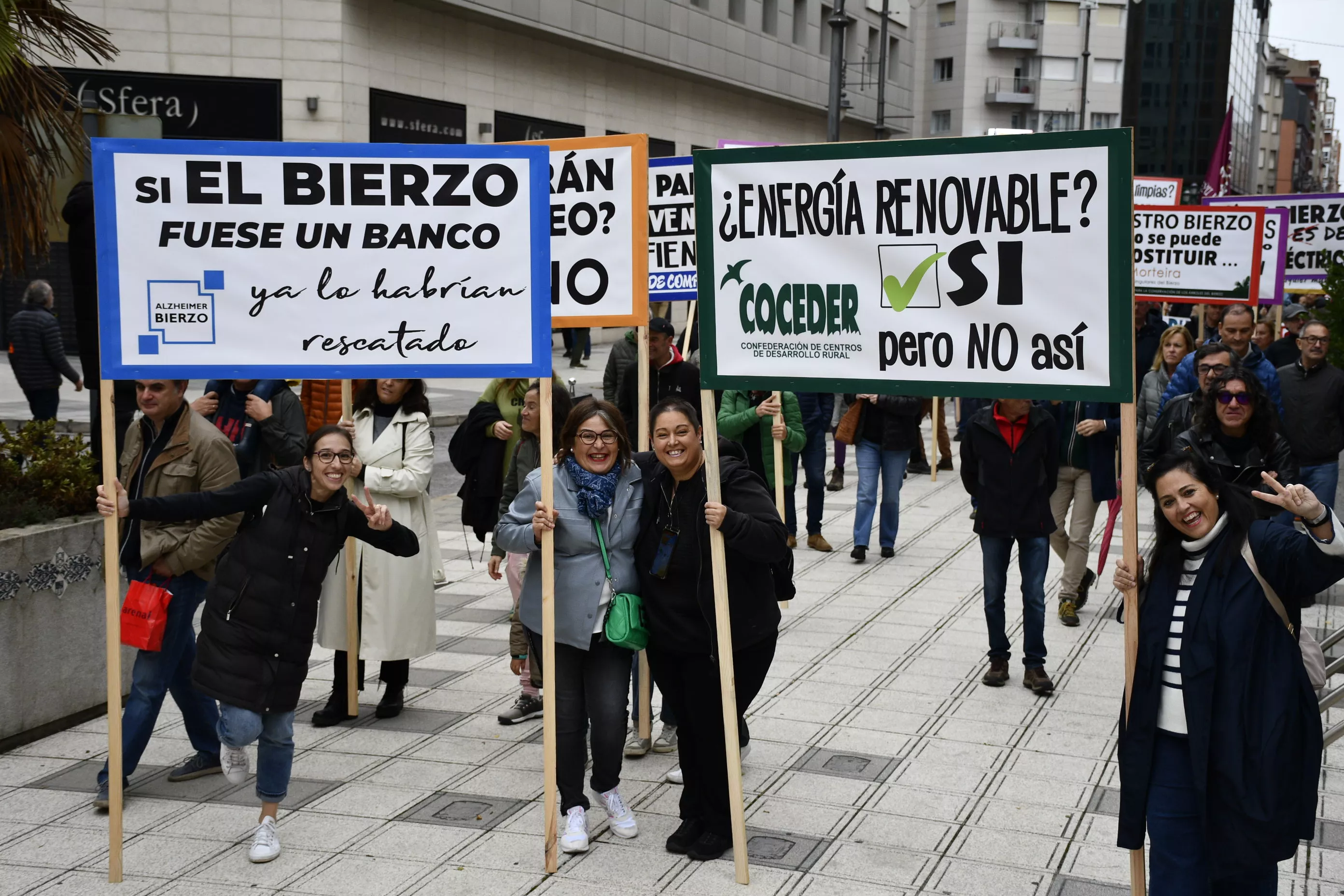 Manifestación contra la tramitación de macroparques eólicos y solares en El Bierzo