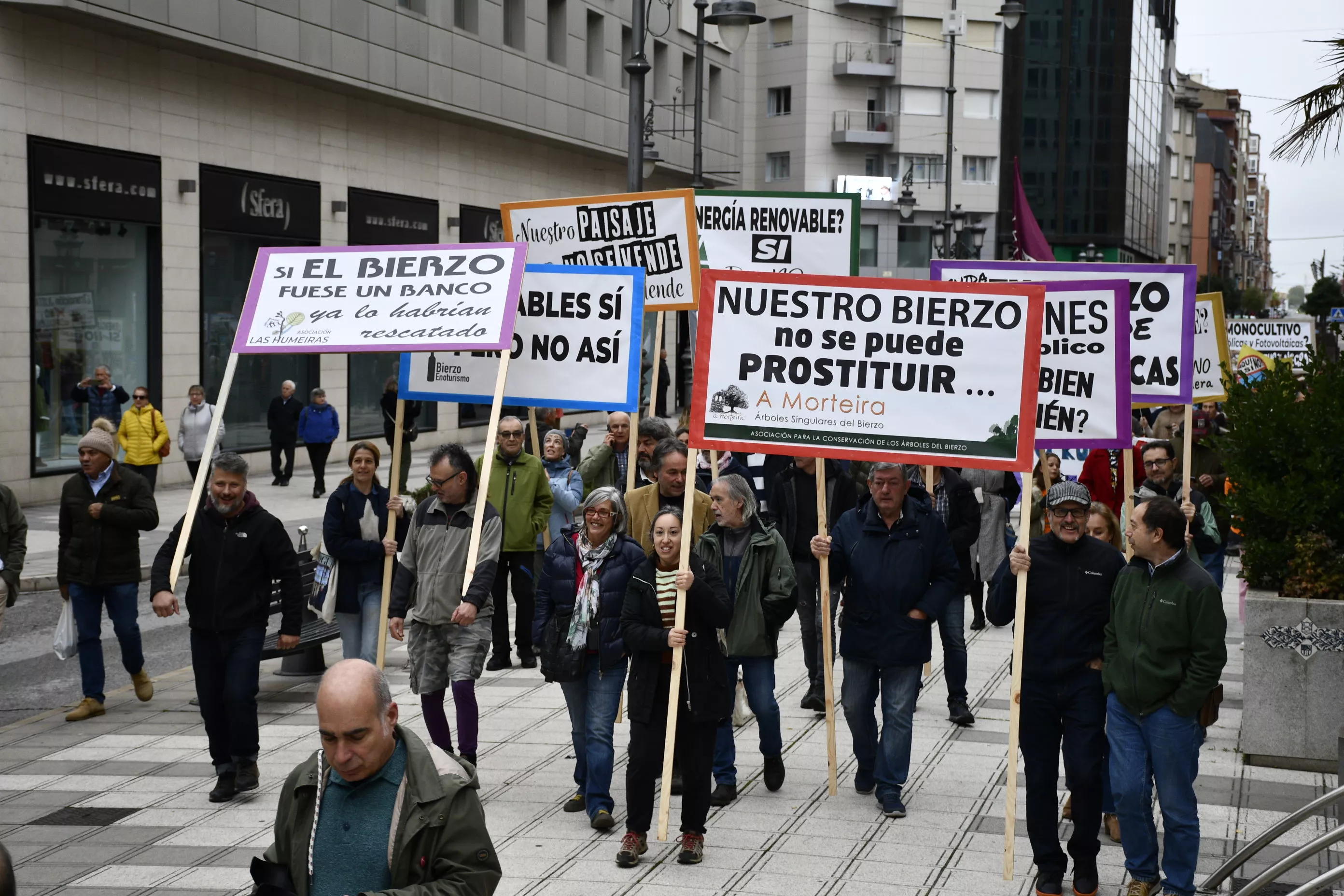 Manifestación contra la tramitación de macroparques eólicos y solares en El Bierzo