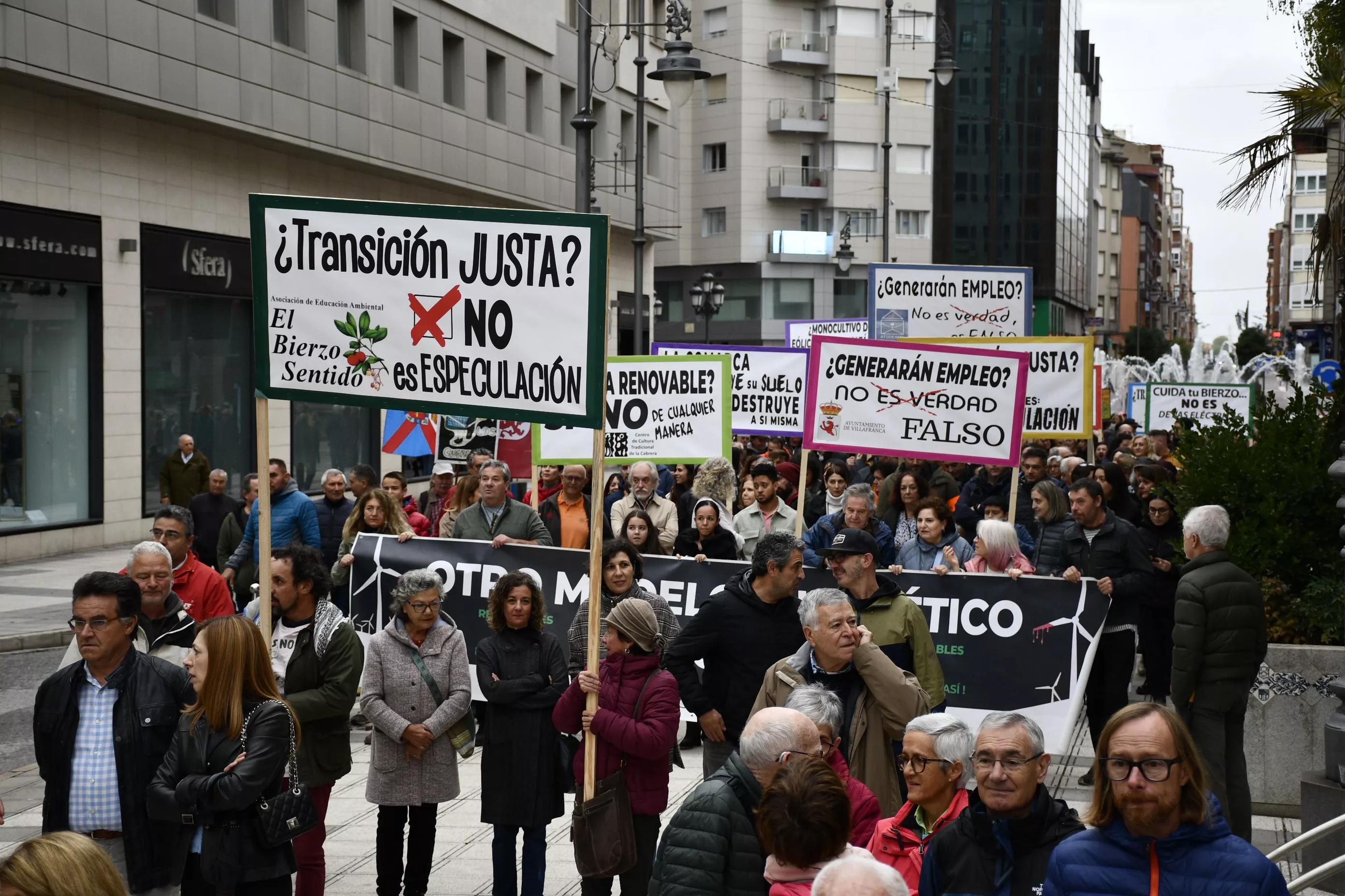 Manifestación contra la tramitación de macroparques eólicos y solares en El Bierzo