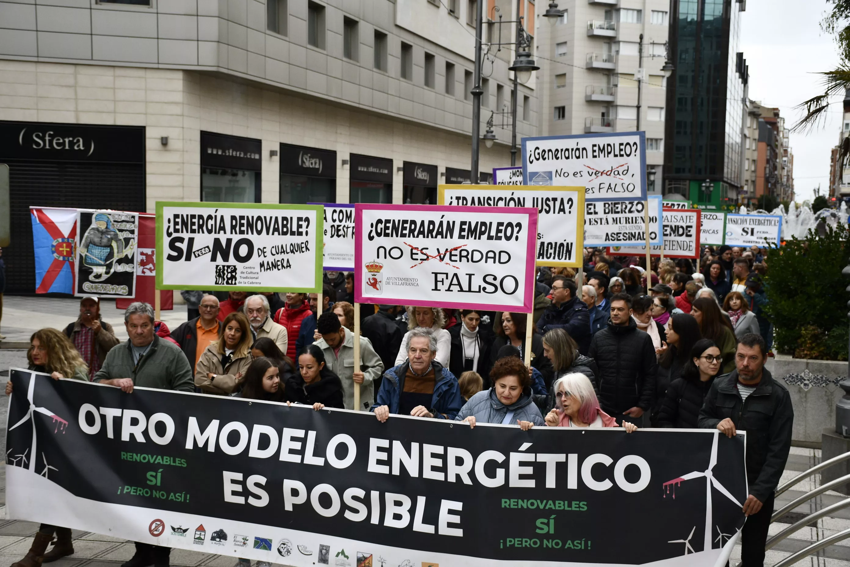 Manifestación contra la tramitación de macroparques eólicos y solares en El Bierzo