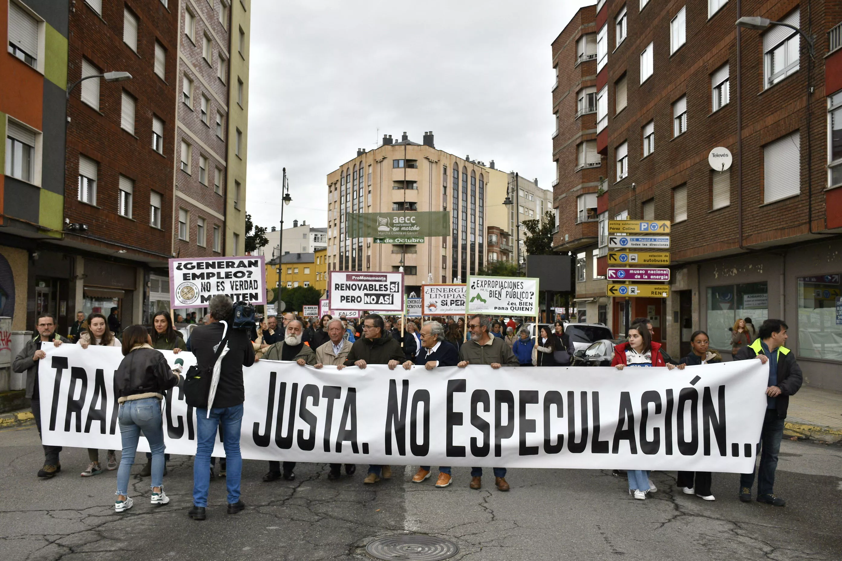 Manifestación contra la tramitación de macroparques eólicos y solares en El Bierzo