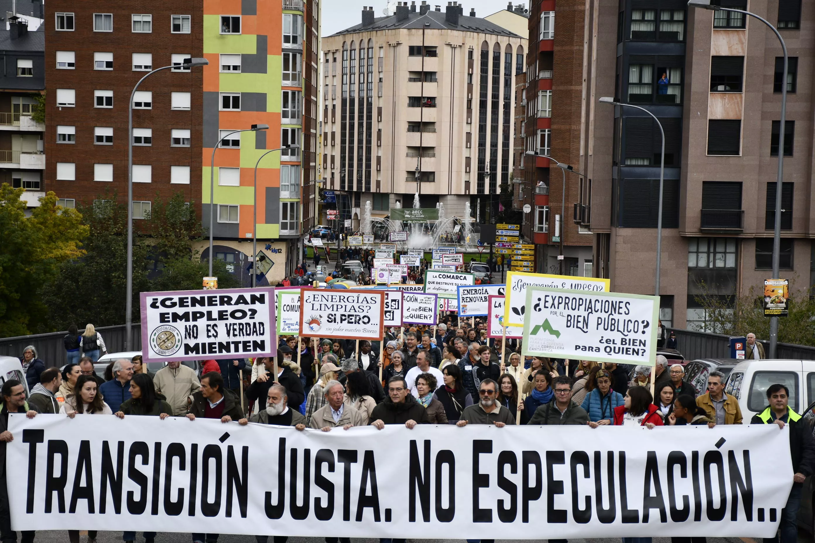 Manifestación contra la tramitación de macroparques eólicos y solares en El Bierzo