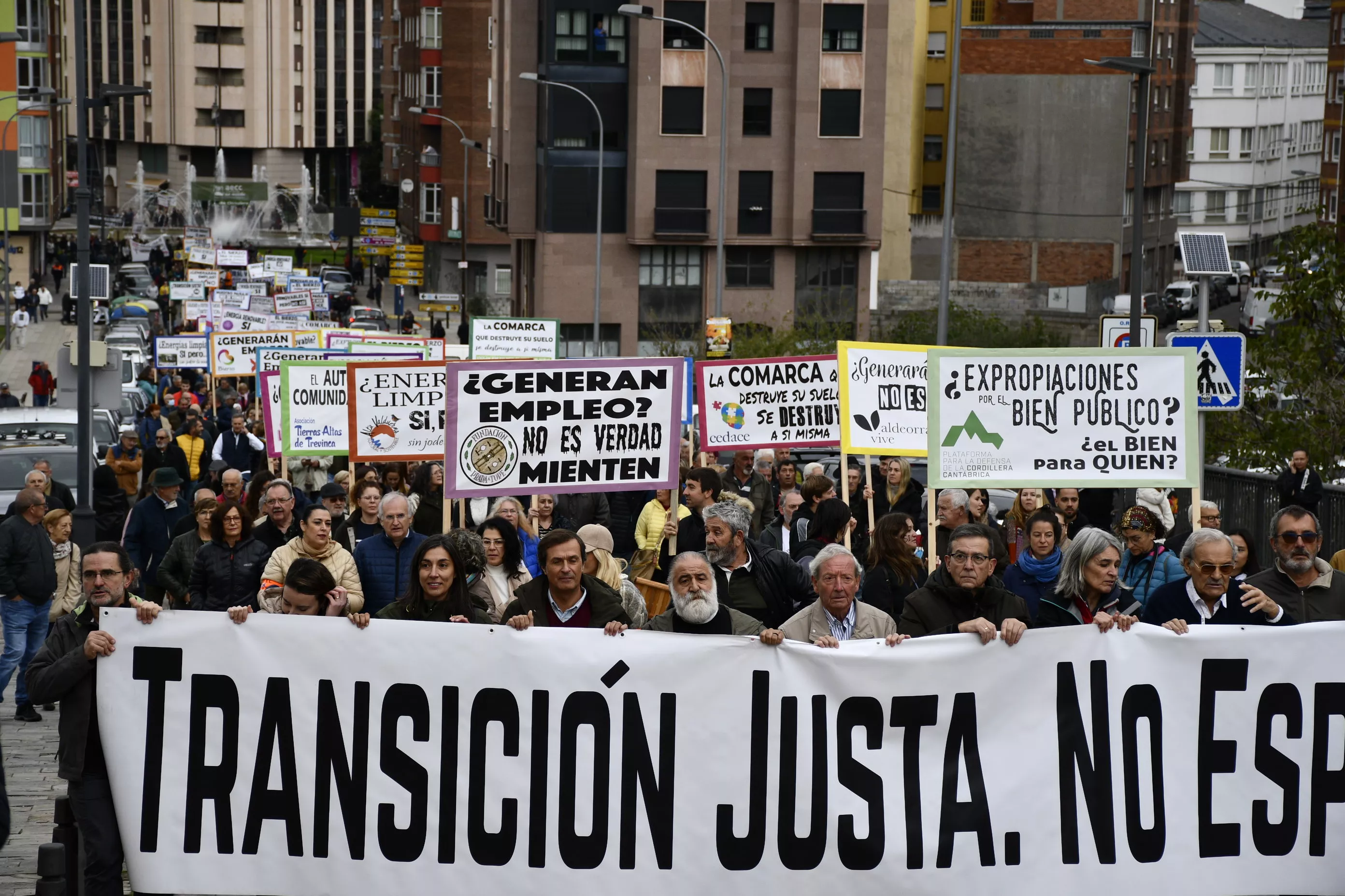 Manifestación contra la tramitación de macroparques eólicos y solares en El Bierzo