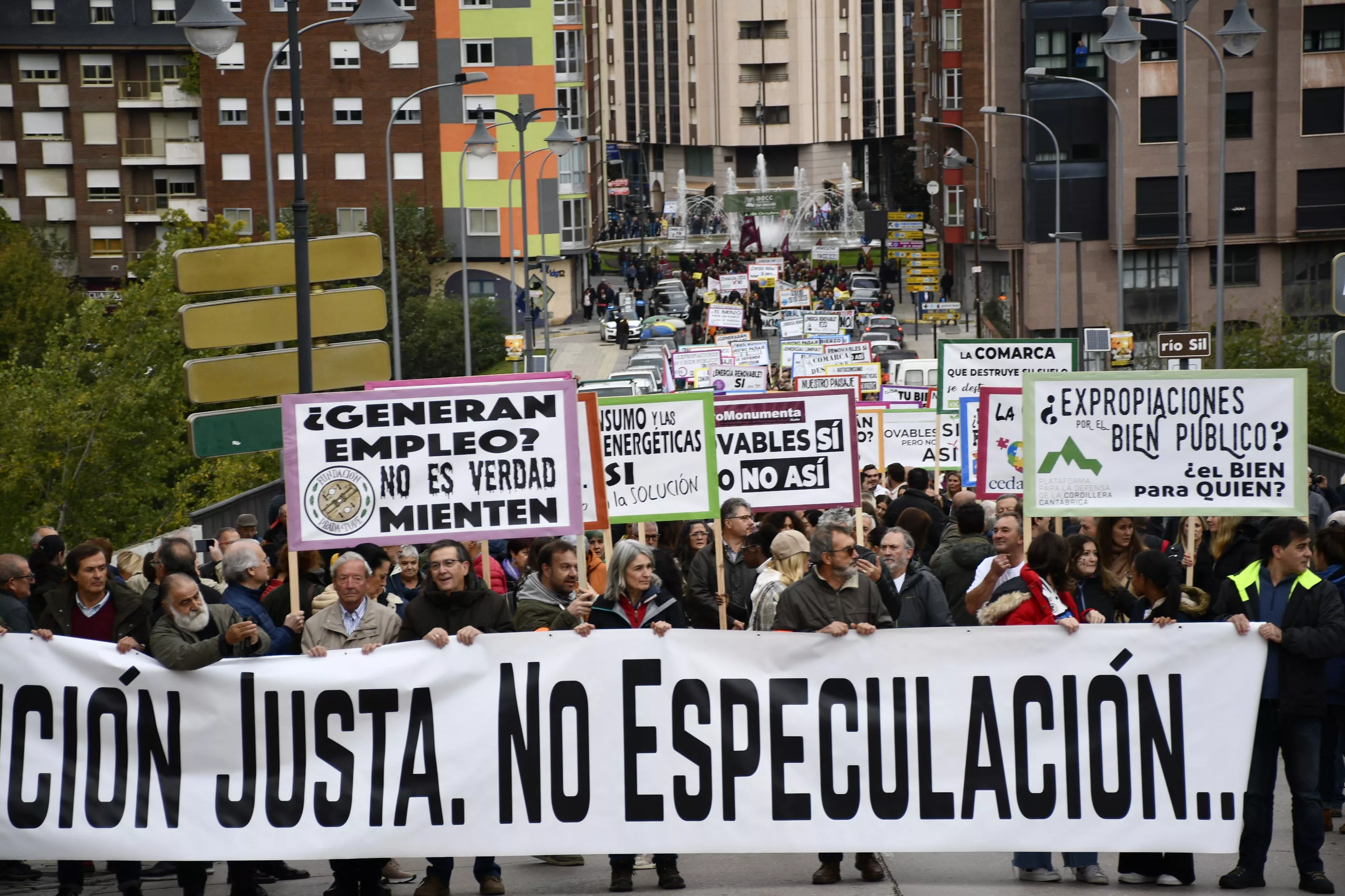 Manifestación contra la tramitación de macroparques eólicos y solares en El Bierzo