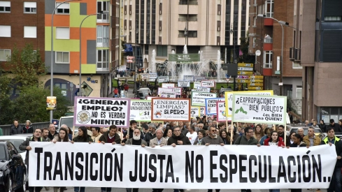 Multitudinaria manifestación en Ponferrada contra la "descontrolada" de parques eólicos y fotovoltaicos en El Bierzo Multitudinaria manifestación en Ponferrada contra la "descontrolada" de parques eólicos y fotovoltaicos en El Bierzo