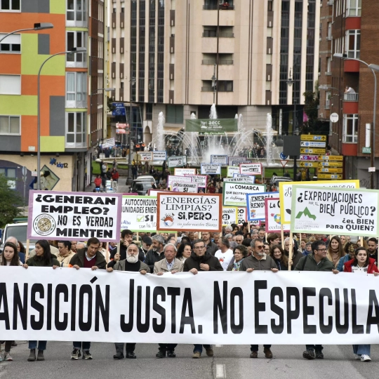 Multitudinaria manifestación en Ponferrada contra la "descontrolada" de parques eólicos y fotovoltaicos en El Bierzo Multitudinaria manifestación en Ponferrada contra la "descontrolada" de parques eólicos y fotovoltaicos en El Bierzo