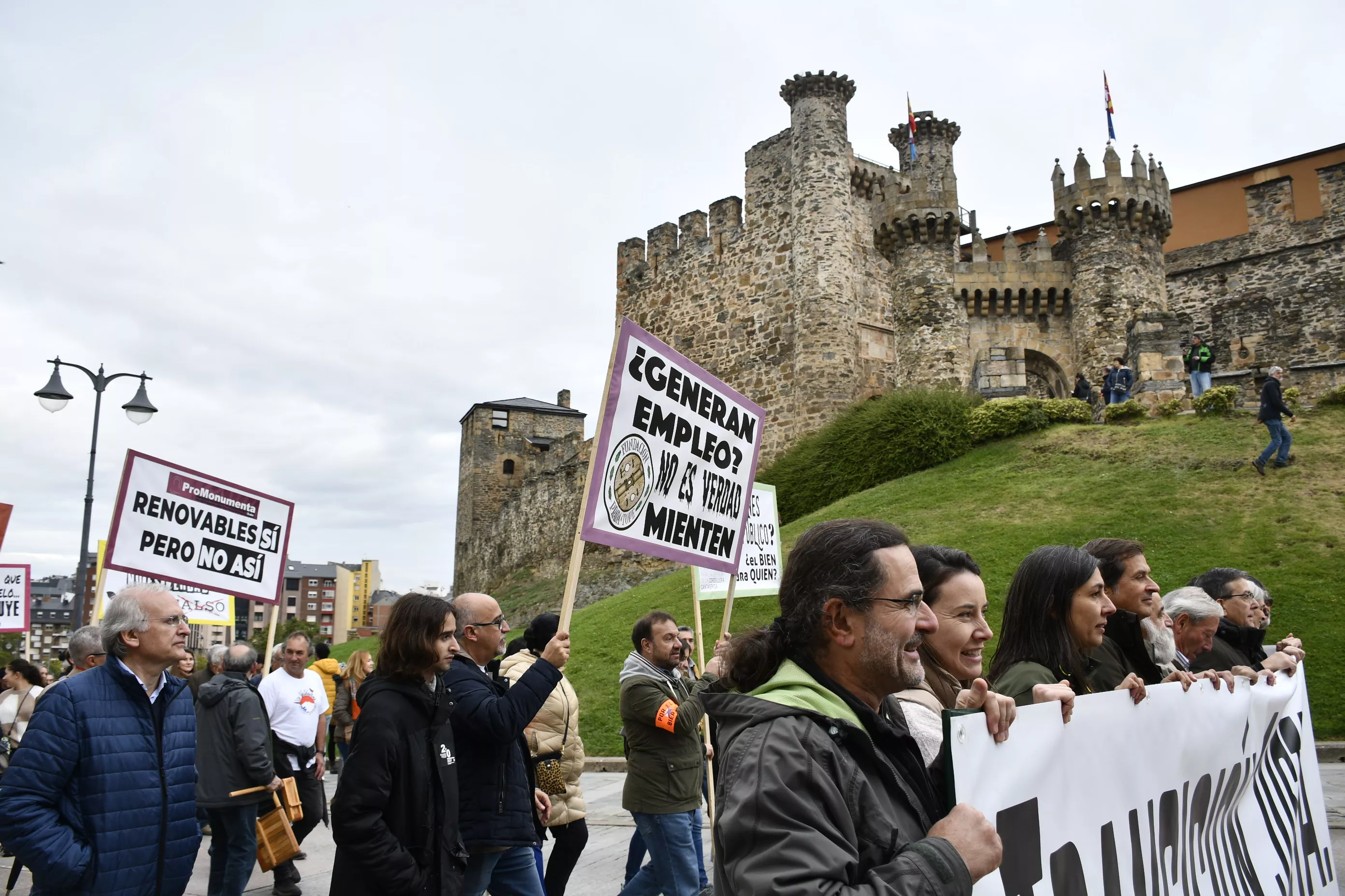 Manifestación contra la tramitación de macroparques eólicos y solares en El Bierzo