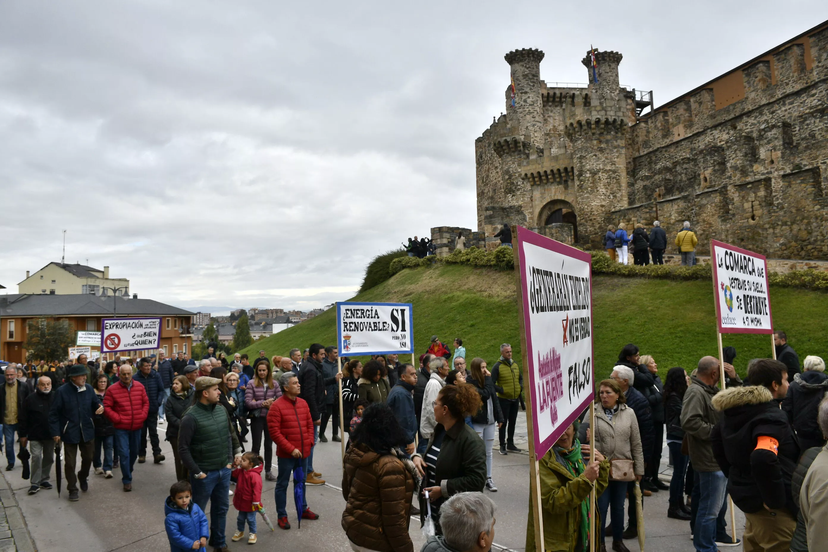 Manifestación contra la tramitación de macroparques eólicos y solares en El Bierzo