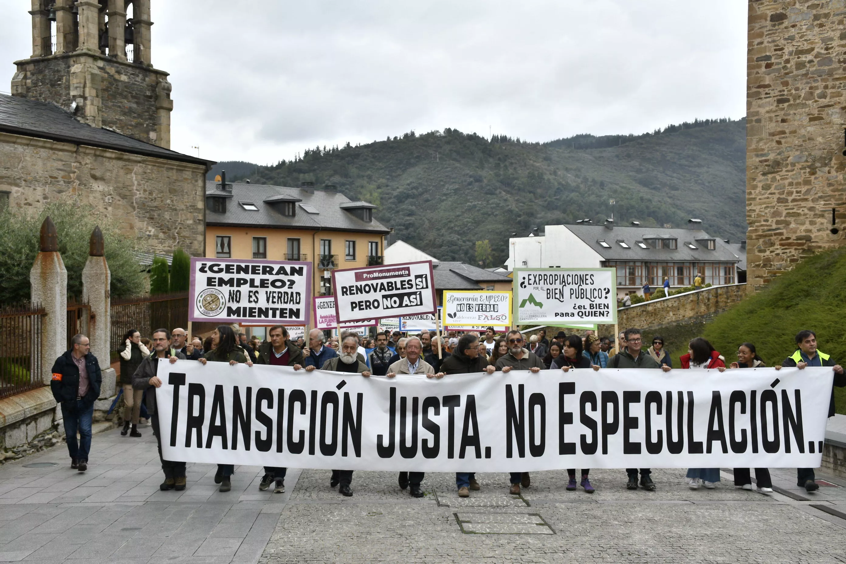 Manifestación contra la tramitación de macroparques eólicos y solares en El Bierzo