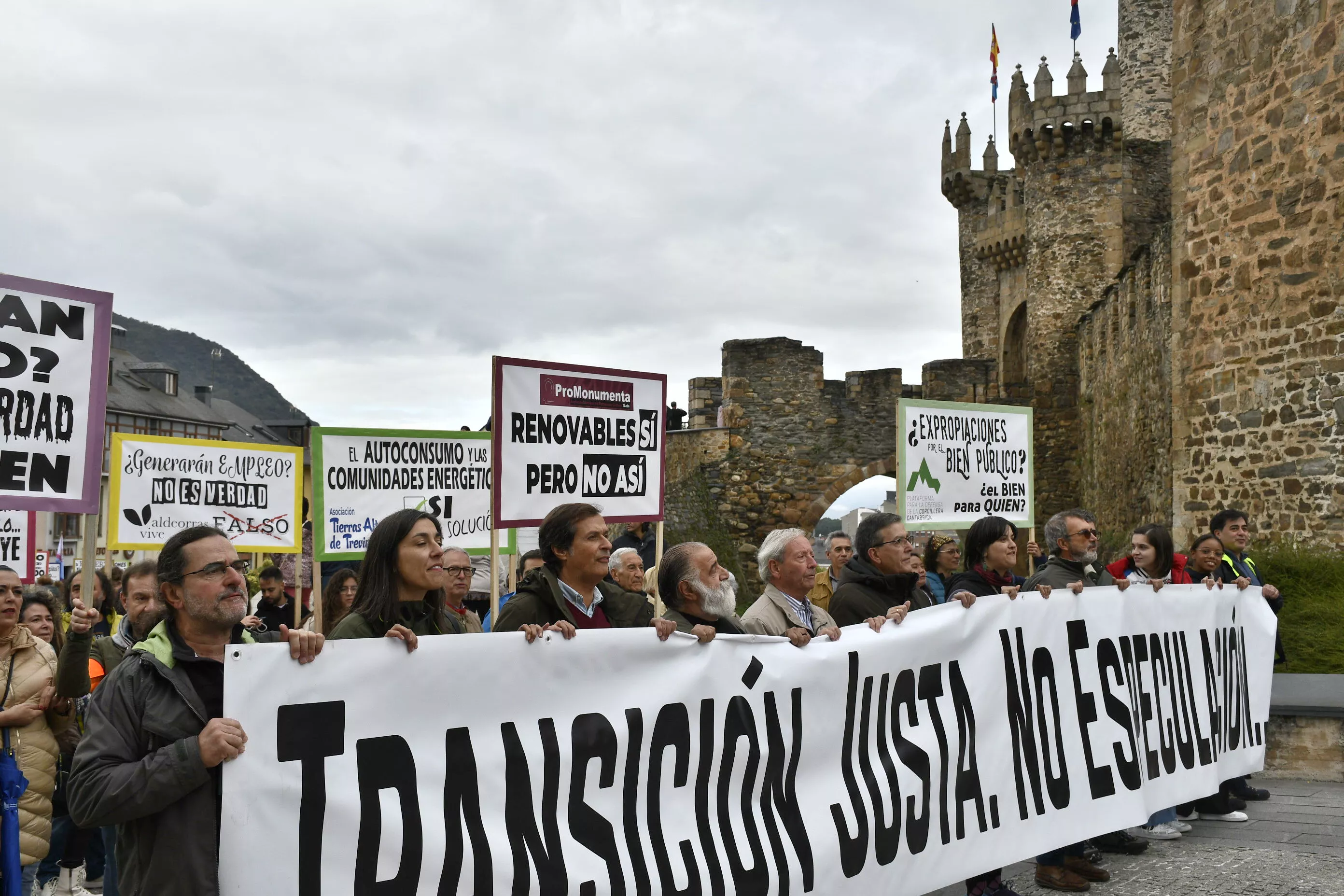 Manifestación contra la tramitación de macroparques eólicos y solares en El Bierzo