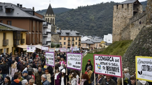 Manifestación contra la tramitación de macroparques eólicos y solares en El Bierzo