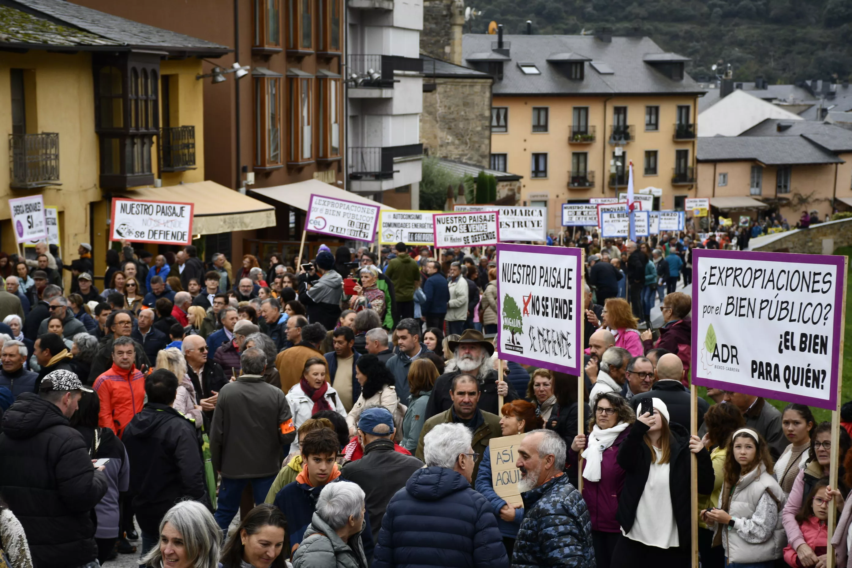 Manifestación contra la tramitación de macroparques eólicos y solares en El Bierzo