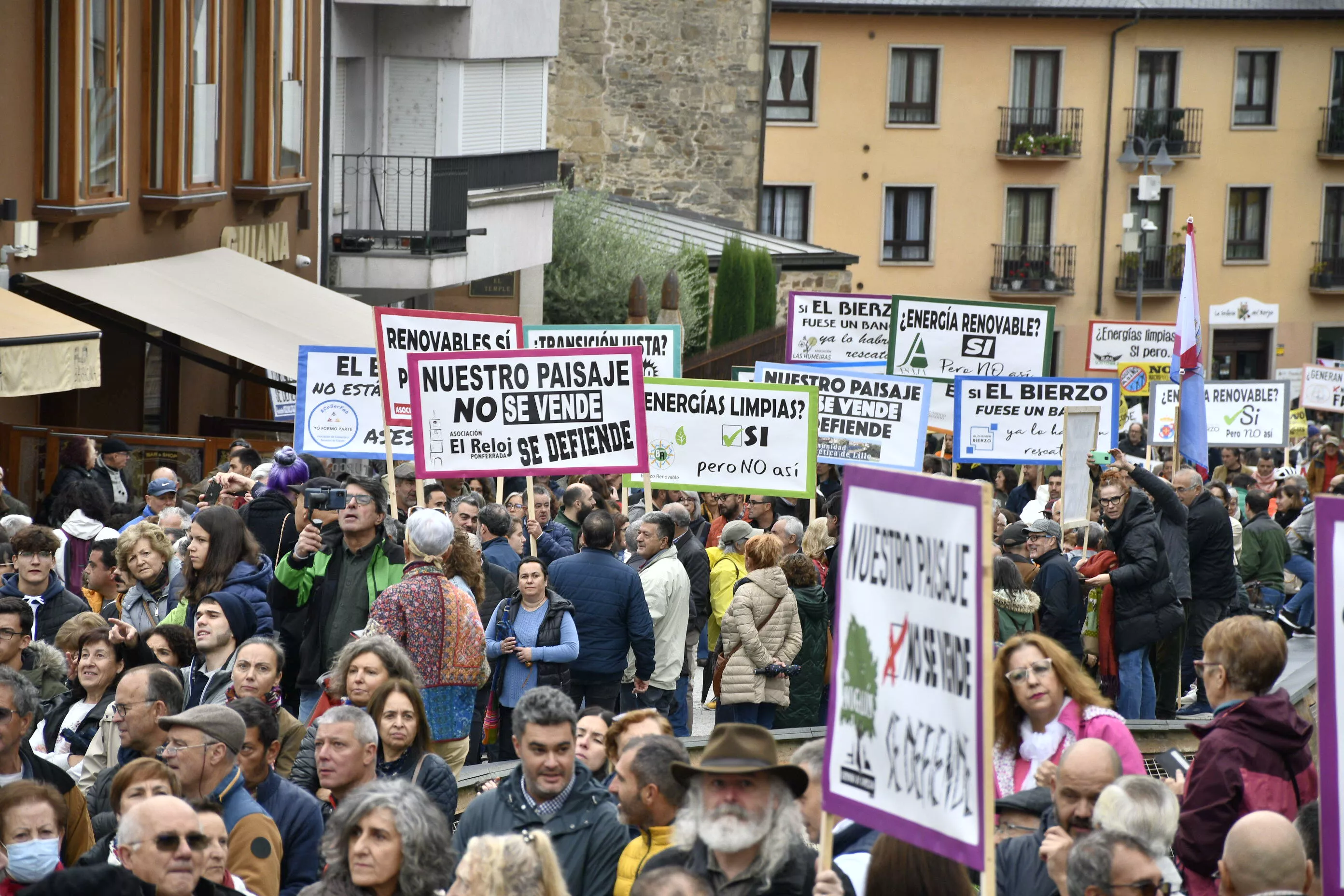 Manifestación contra la tramitación de macroparques eólicos y solares en El Bierzo