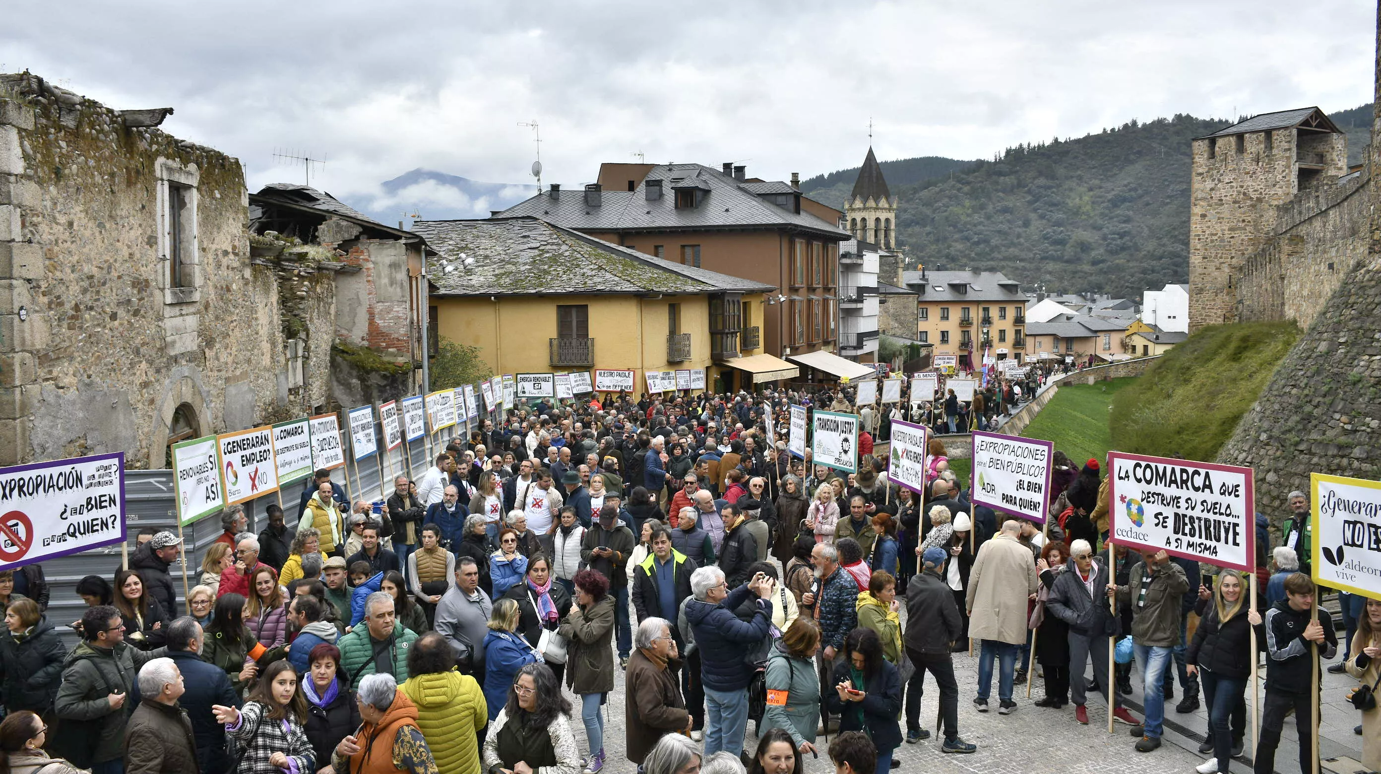 Manifestación contra la tramitación de macroparques eólicos y solares en El Bierzo