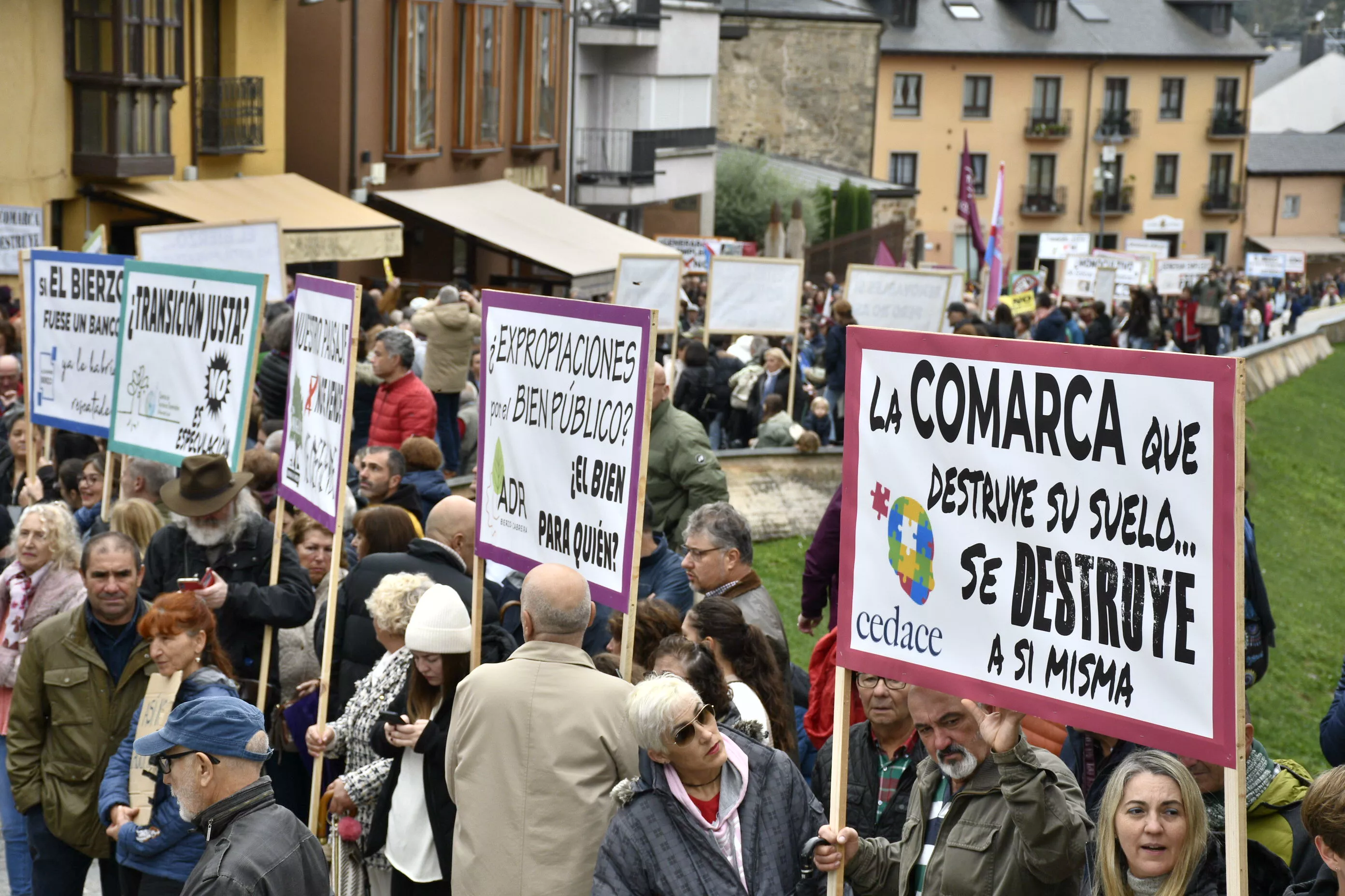 Manifestación contra la tramitación de macroparques eólicos y solares en El Bierzo