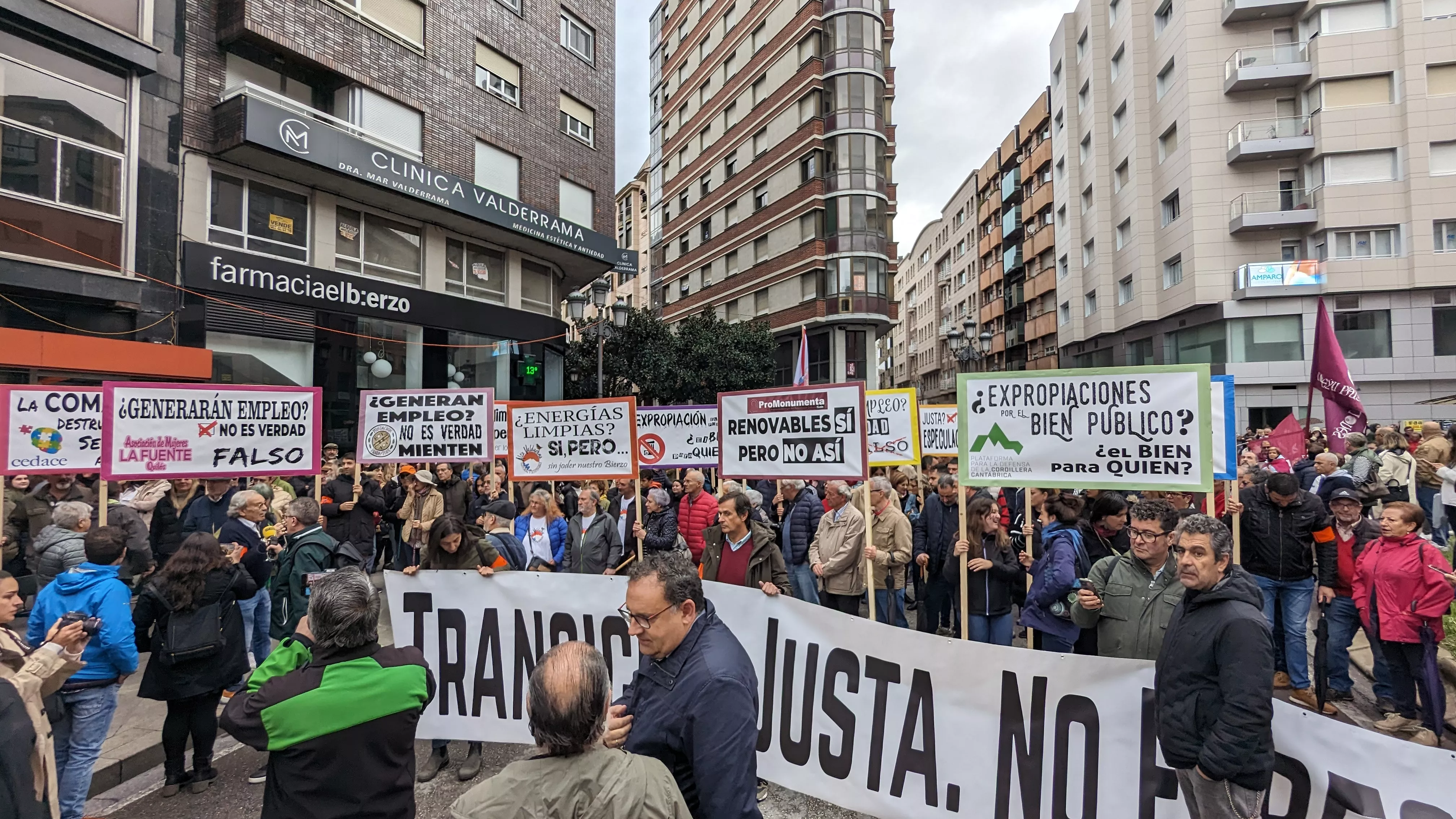 Manifestación contra la tramitación de macroparques eólicos y solares en El Bierzo