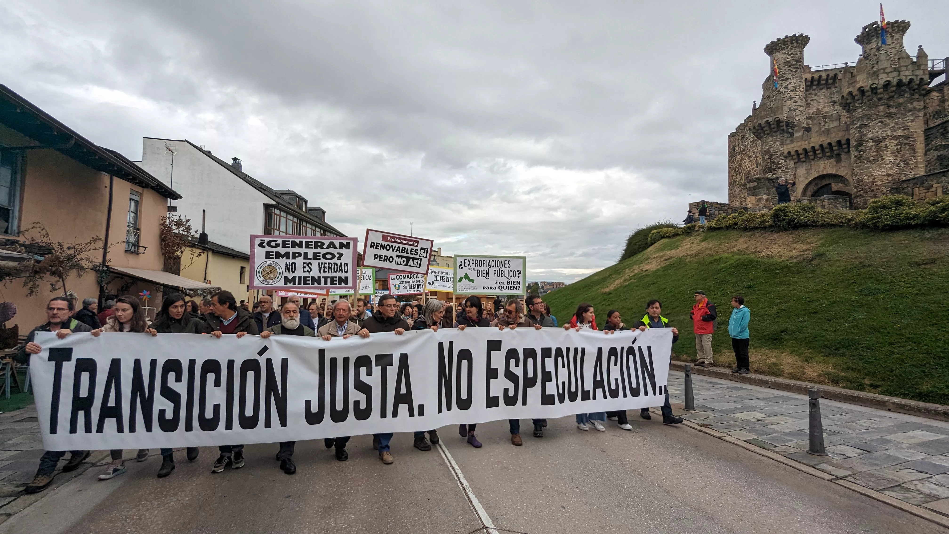 Manifestación contra la tramitación de macroparques eólicos y solares en El Bierzo