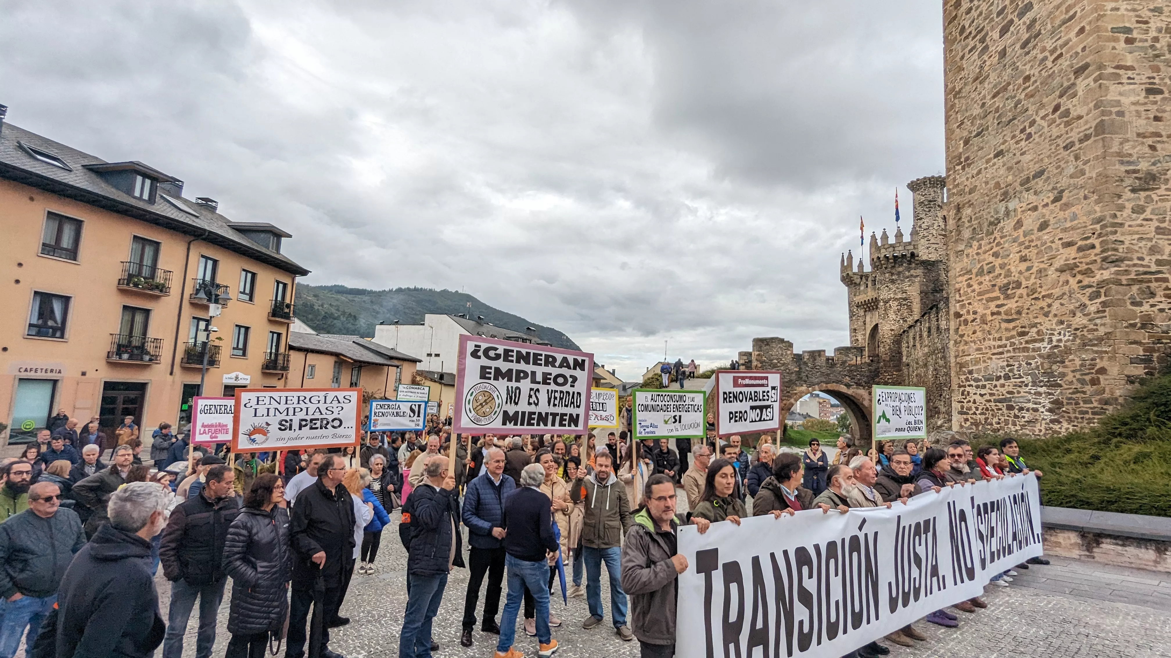 Manifestación contra la tramitación de macroparques eólicos y solares en El Bierzo